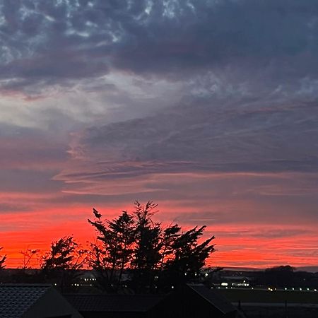 Southend Airport Bed & Breakfast Рочфорд Екстериор снимка
