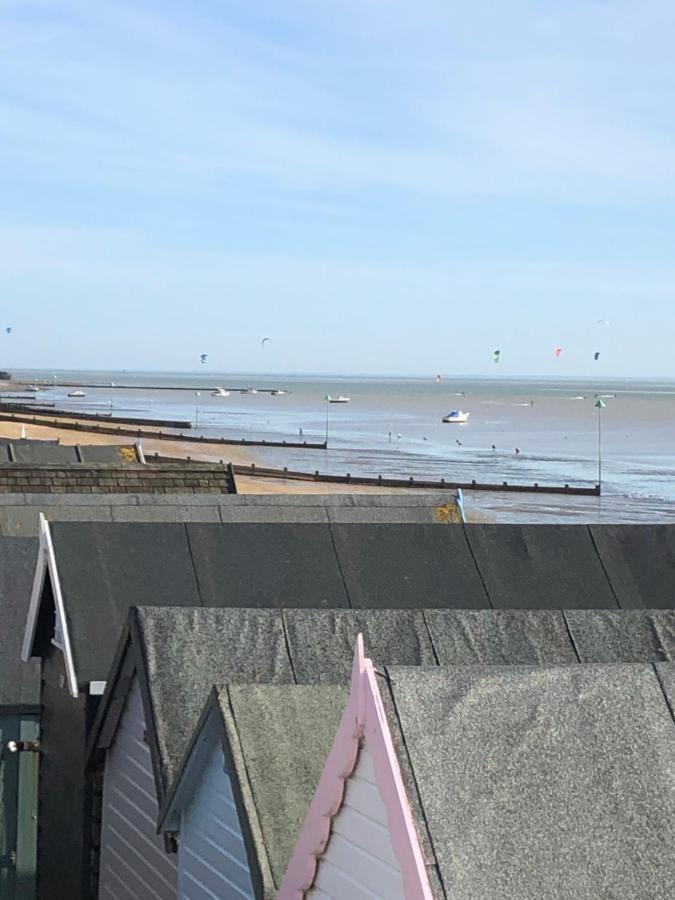 Southend Airport Bed & Breakfast Рочфорд Екстериор снимка