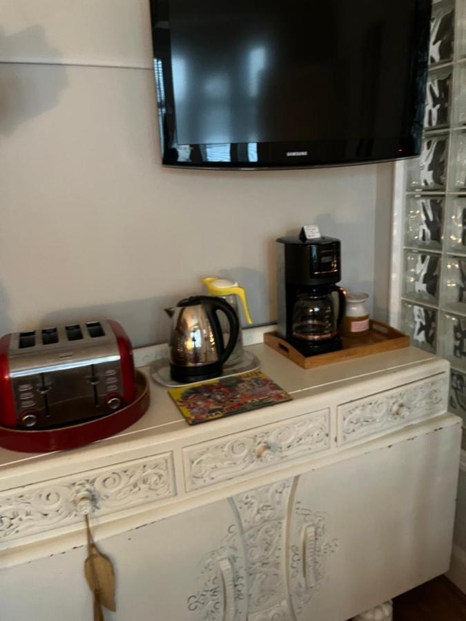 Southend Airport Bed & Breakfast Рочфорд Екстериор снимка
