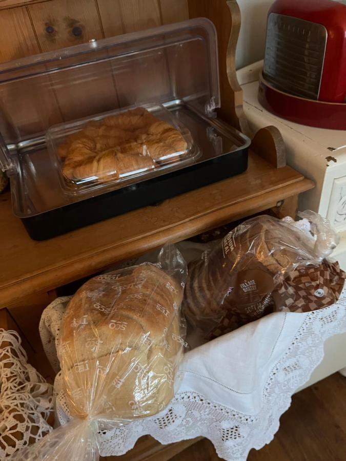 Southend Airport Bed & Breakfast Рочфорд Екстериор снимка