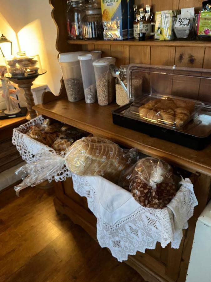 Southend Airport Bed & Breakfast Рочфорд Екстериор снимка