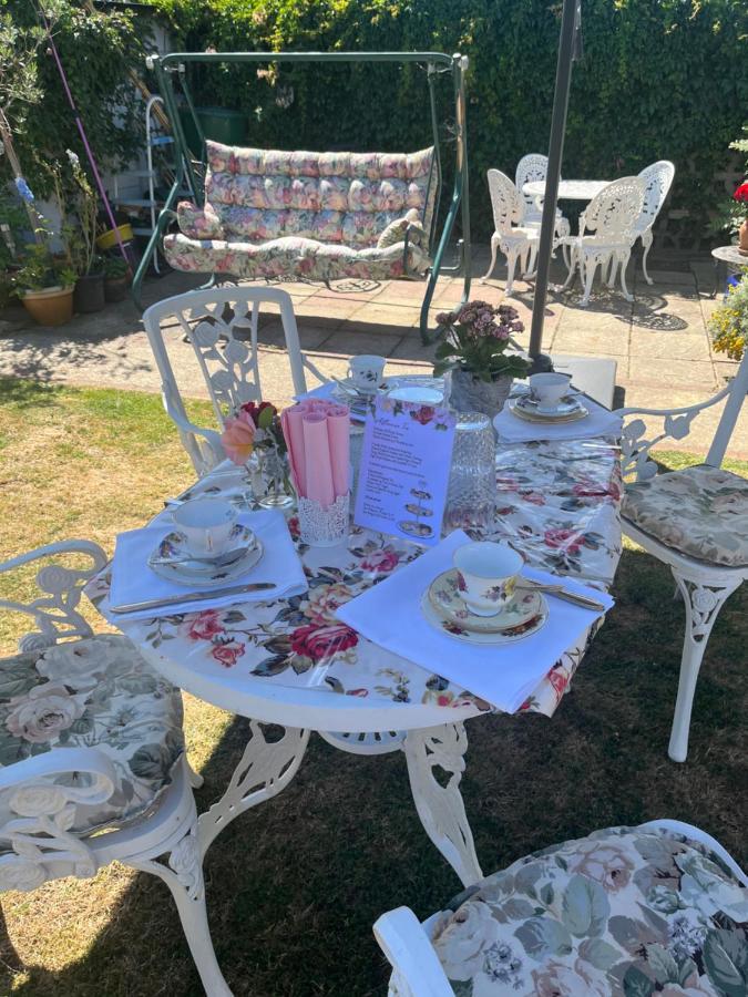 Southend Airport Bed & Breakfast Рочфорд Екстериор снимка