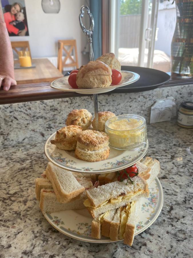 Southend Airport Bed & Breakfast Рочфорд Екстериор снимка