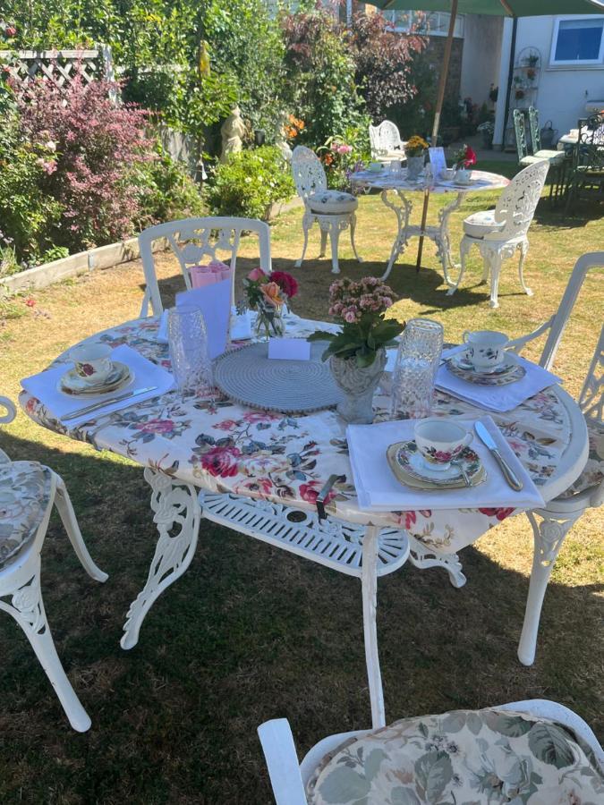 Southend Airport Bed & Breakfast Рочфорд Екстериор снимка