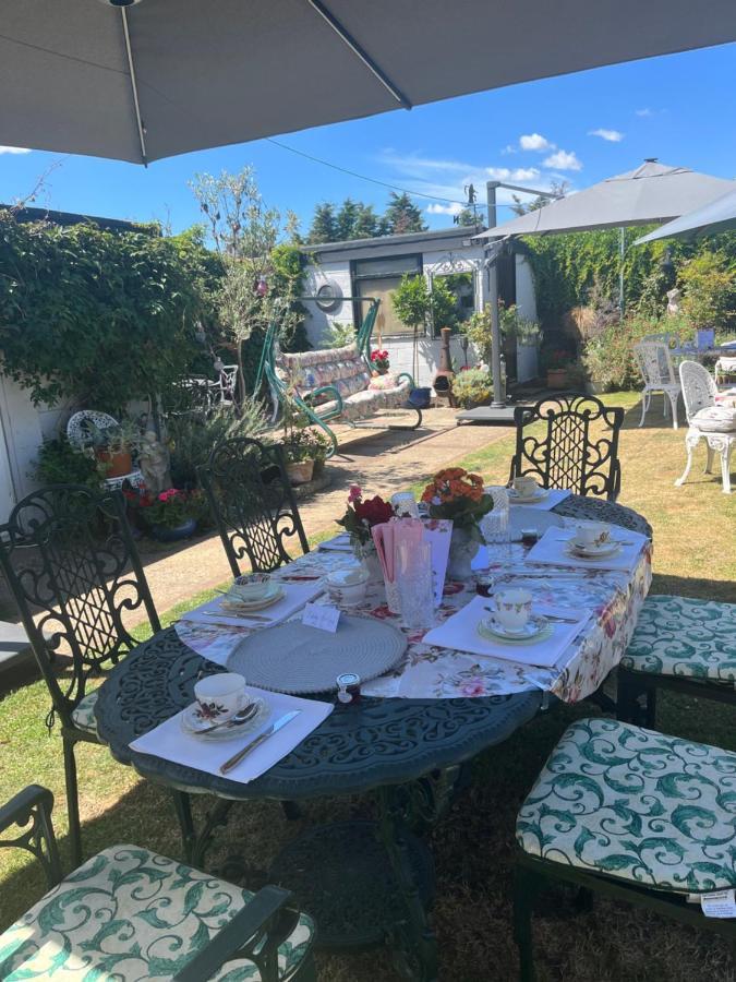 Southend Airport Bed & Breakfast Рочфорд Екстериор снимка