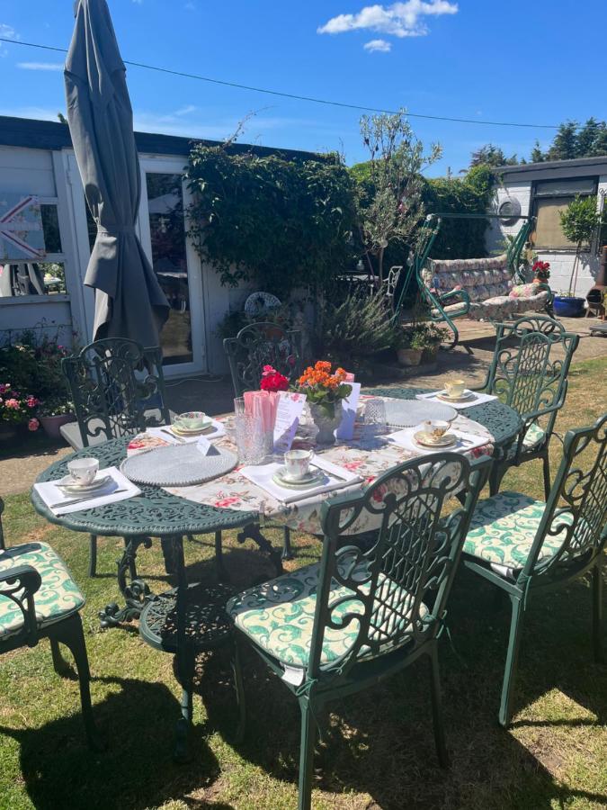Southend Airport Bed & Breakfast Рочфорд Екстериор снимка