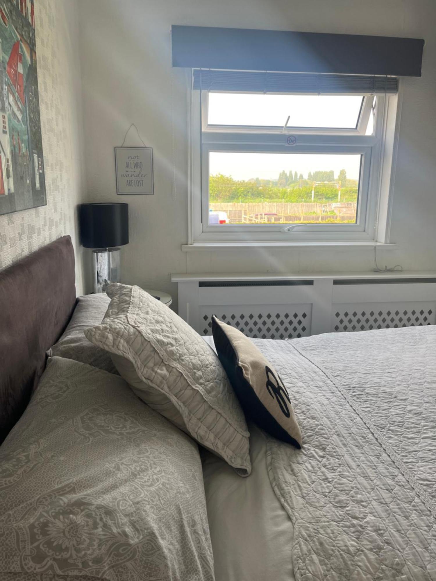 Southend Airport Bed & Breakfast Рочфорд Екстериор снимка