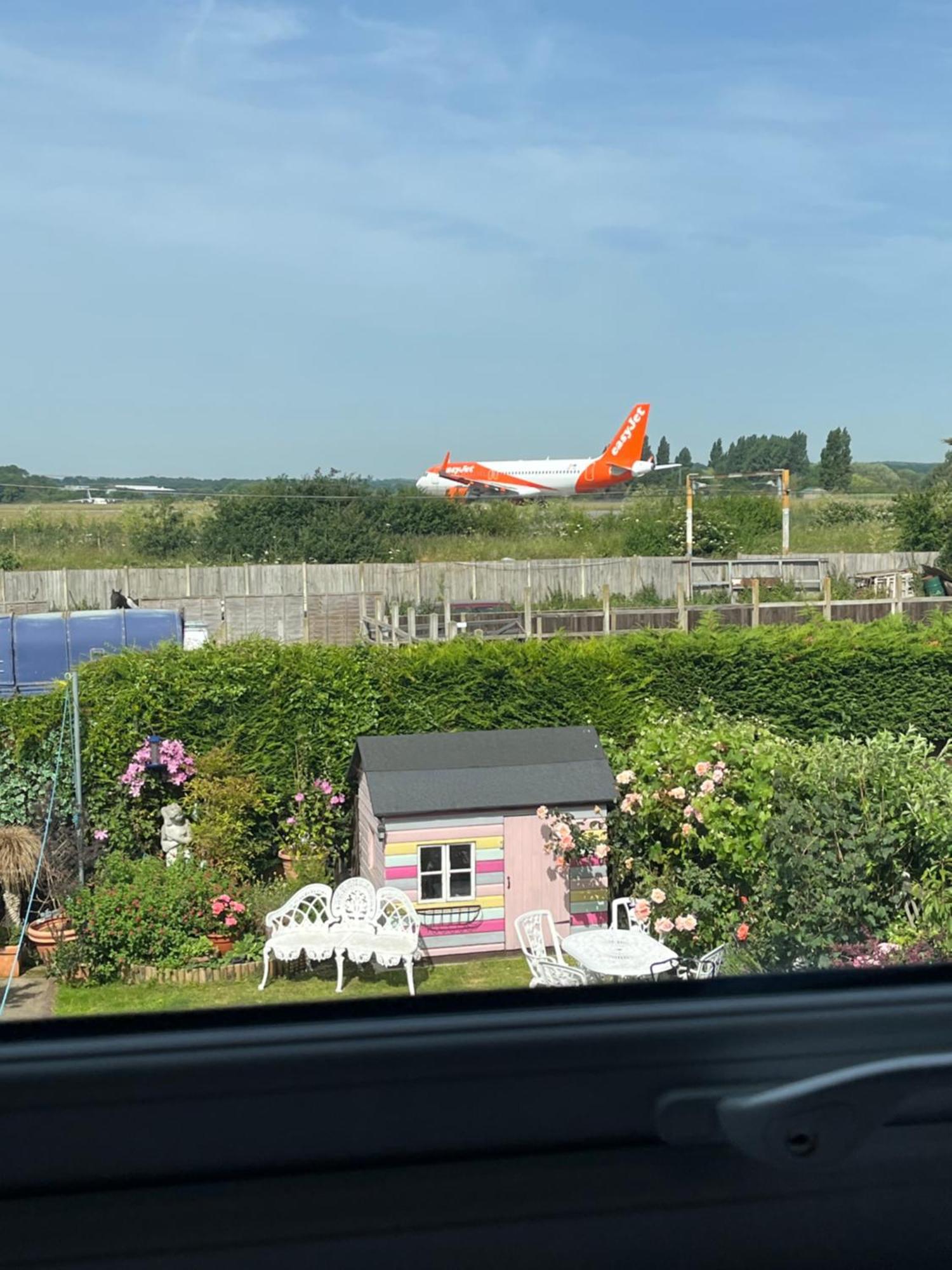 Southend Airport Bed & Breakfast Рочфорд Екстериор снимка