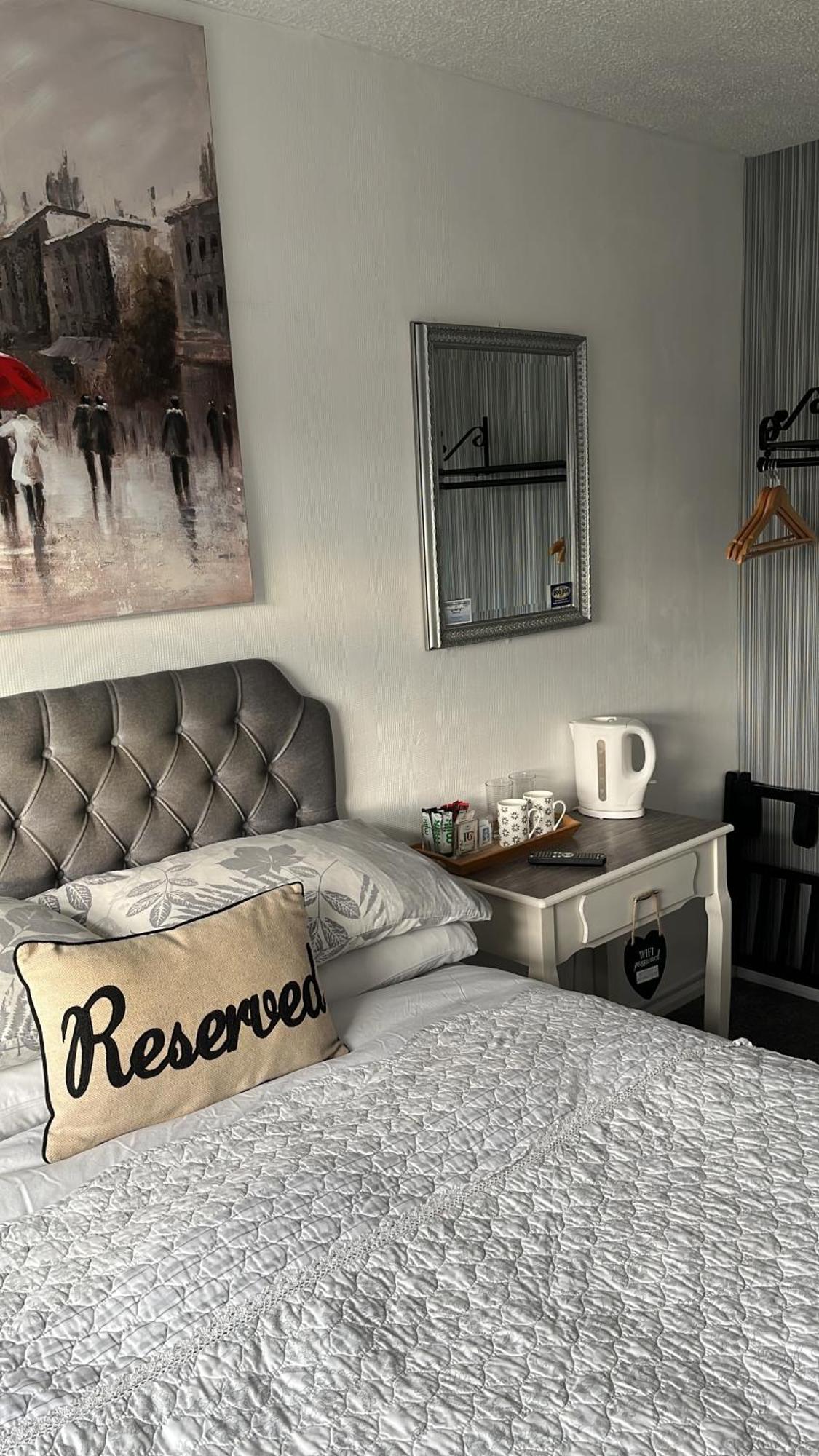 Southend Airport Bed & Breakfast Рочфорд Екстериор снимка