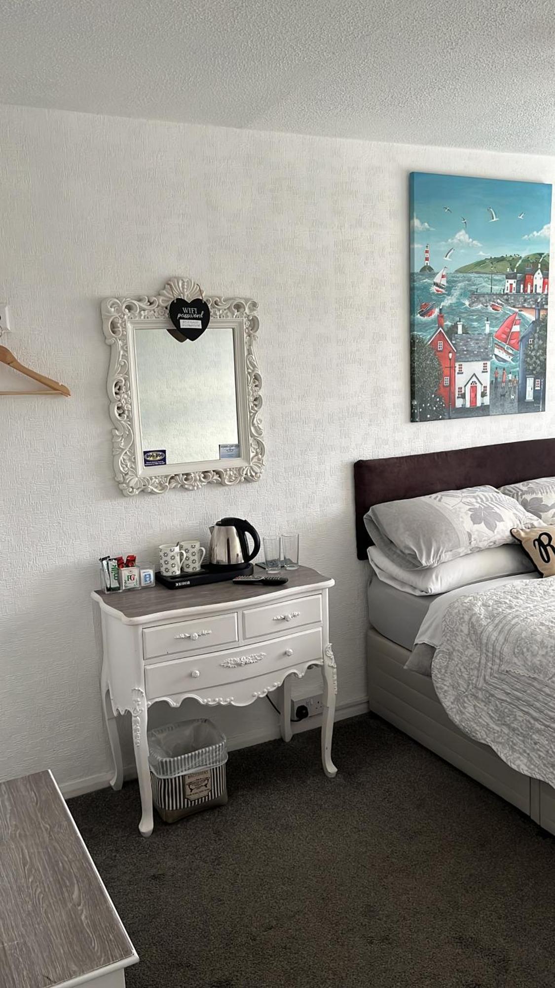 Southend Airport Bed & Breakfast Рочфорд Екстериор снимка