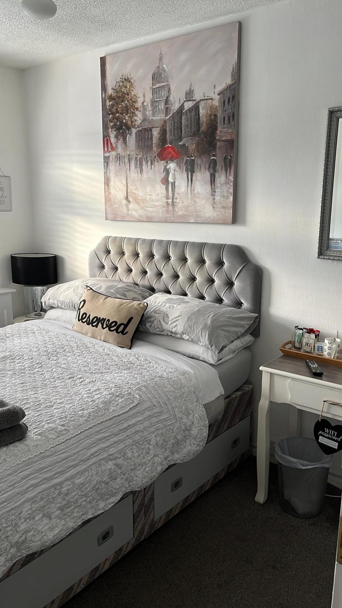 Southend Airport Bed & Breakfast Рочфорд Екстериор снимка