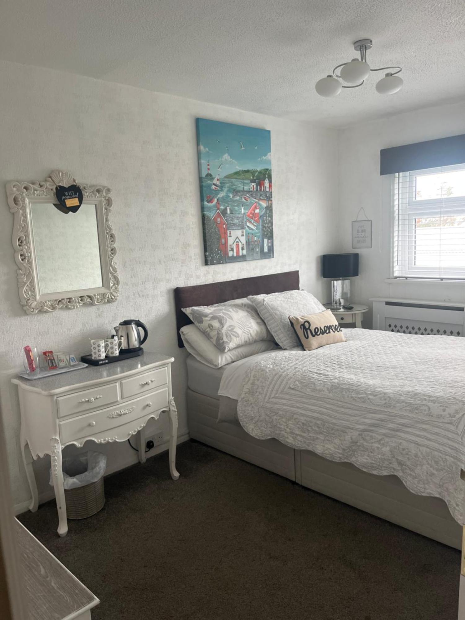 Southend Airport Bed & Breakfast Рочфорд Екстериор снимка