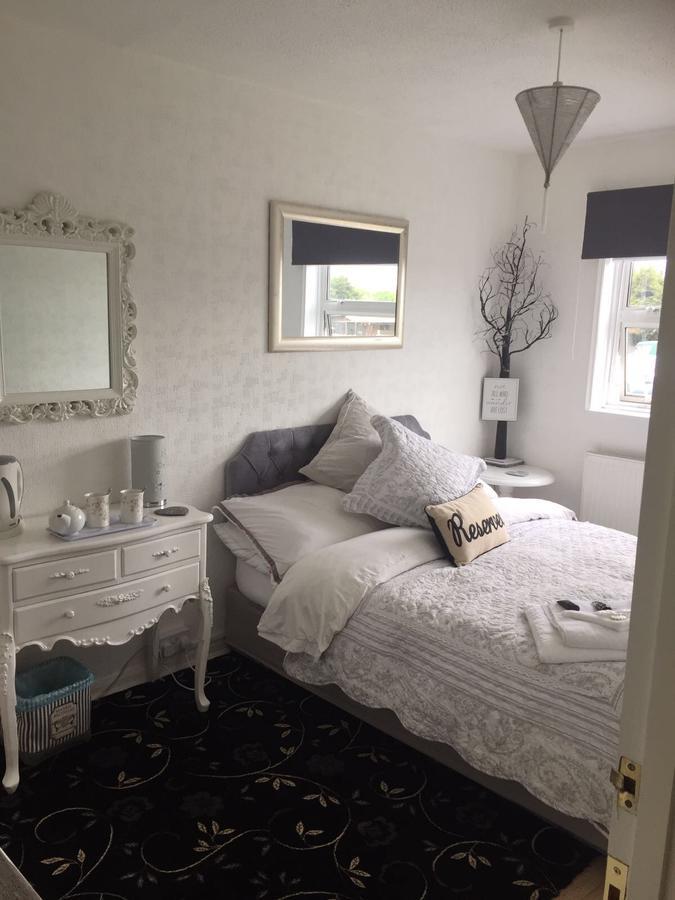Southend Airport Bed & Breakfast Рочфорд Екстериор снимка