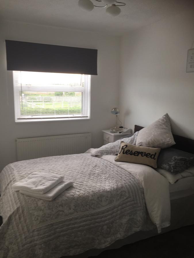 Southend Airport Bed & Breakfast Рочфорд Екстериор снимка