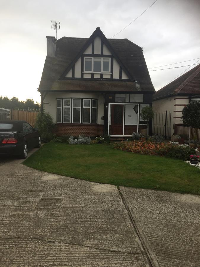 Southend Airport Bed & Breakfast Рочфорд Екстериор снимка