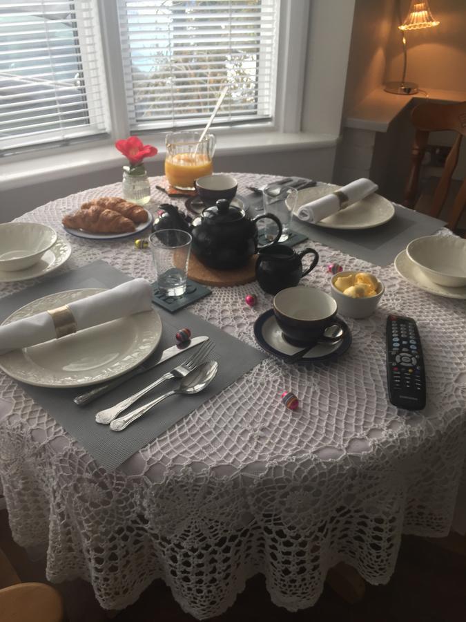 Southend Airport Bed & Breakfast Рочфорд Екстериор снимка