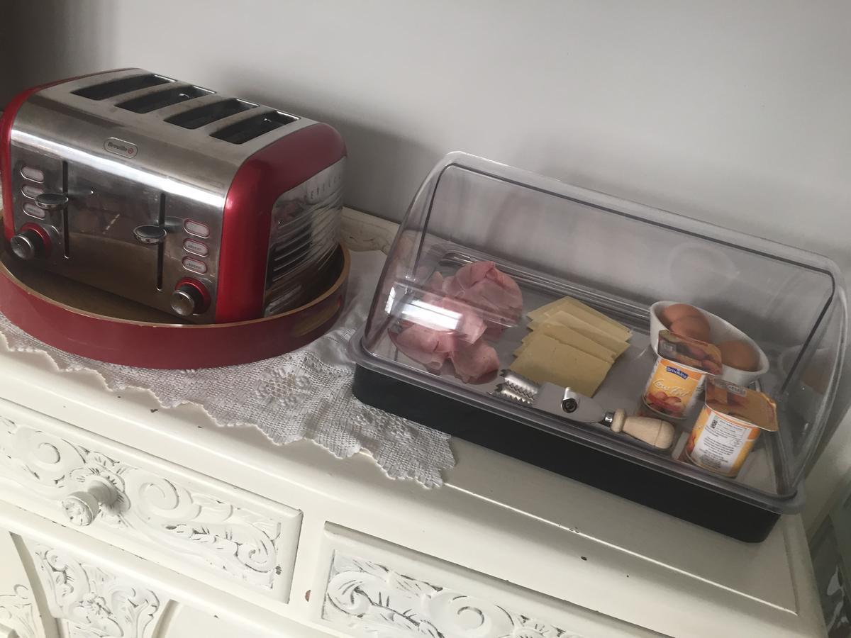 Southend Airport Bed & Breakfast Рочфорд Екстериор снимка