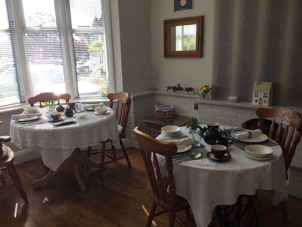 Southend Airport Bed & Breakfast Рочфорд Екстериор снимка